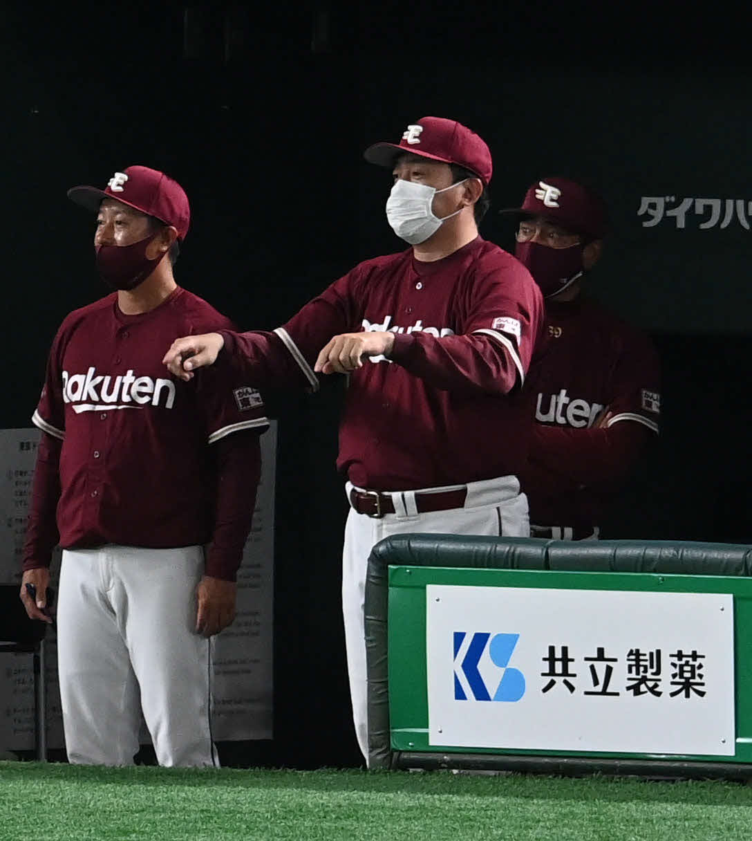 巨人対楽天　6回表楽天2死二、三塁、石井GM兼監督（中央）は太田の適時打で本塁に突入した二塁走者鈴木大がアウトの判定と成った場面でリプレー検証を要求。判定が覆り2点適時打をなった（撮影・山崎安昭）