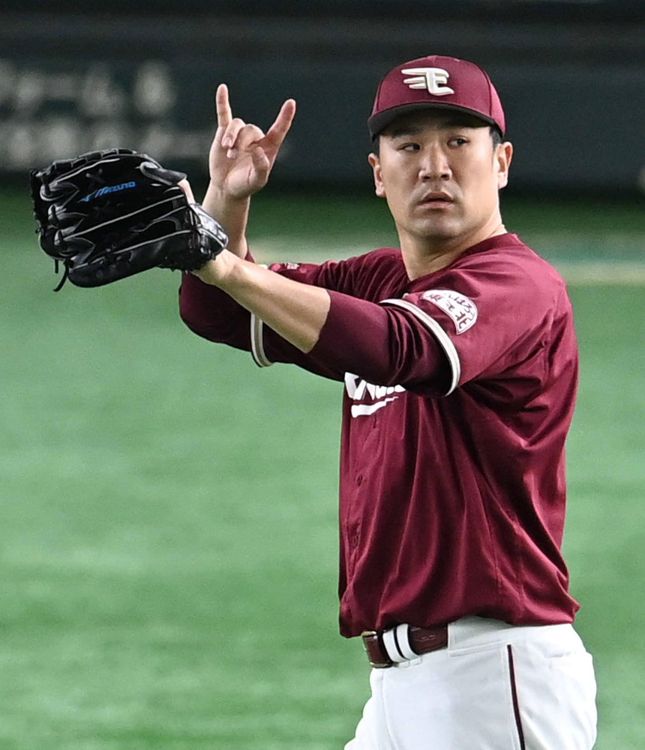 巨人対楽天　アウトカウントを確認する楽天田中将（撮影・山崎安昭）
