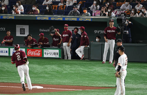 巨人対楽天 5回表楽天2死一塁、太田(手前左)の2点本塁打に笑顔の田中将(後方右)(撮影・山崎安昭)
