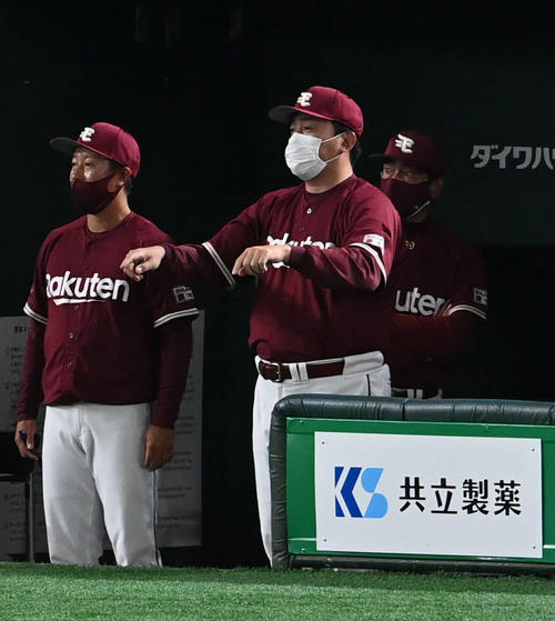巨人対楽天 6回表楽天2死二、三塁、石井GM兼監督(中央)は太田の適時打で本塁に突入した二塁走者鈴木大がアウトの判定と成った場面でリプレー検証を要求。判定が覆り2点適時打をなった(撮影・山崎安昭)