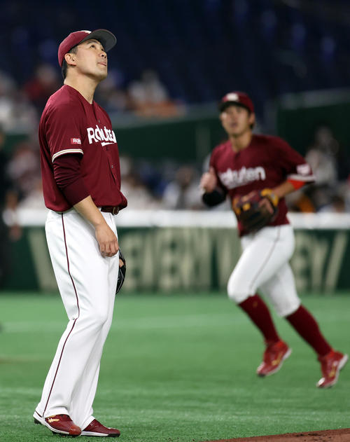 巨人対楽天 2回裏巨人2死、中島を遊ゴロに打ち取るも、納得いかない表情の楽天先発の田中将(撮影・狩俣裕三)