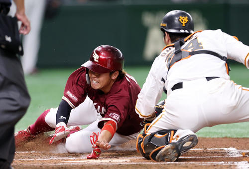 巨人対楽天 6回表楽天2死二、三塁、太田の適時打で滑り込み生還する鈴木大(左)。右は大城(撮影・狩俣裕三)