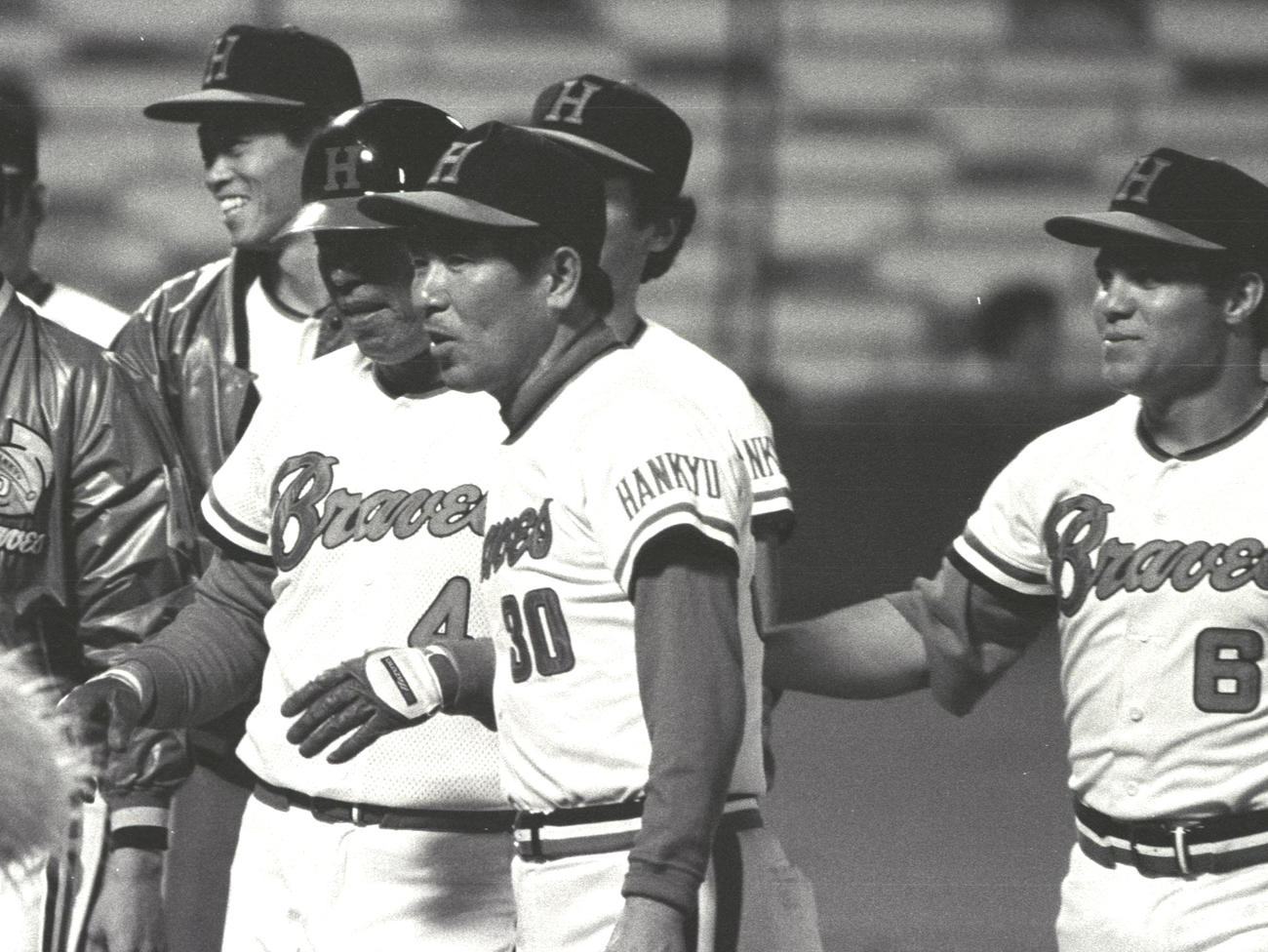 83年5月19日、サヨナラ本塁打を放った阪急水谷（左から2人目）を祝福する上田監督（中央）、バンプ・ウィルス（右）ら