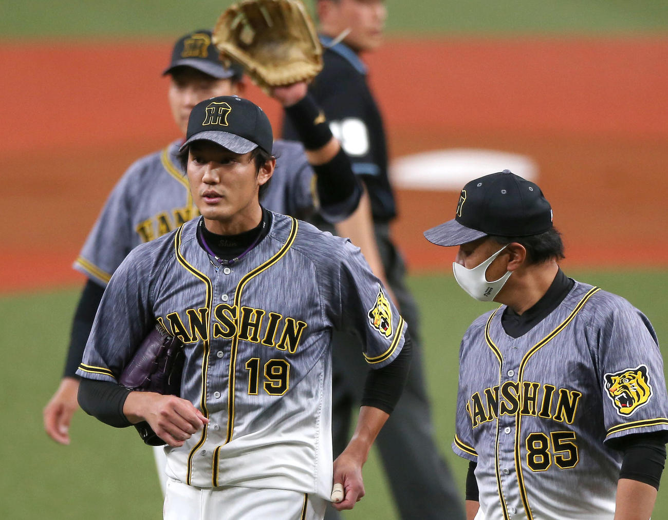 藤浪（手前左）は右手が出血しベンチへ手当てに向かう（2021年3月19日撮影）