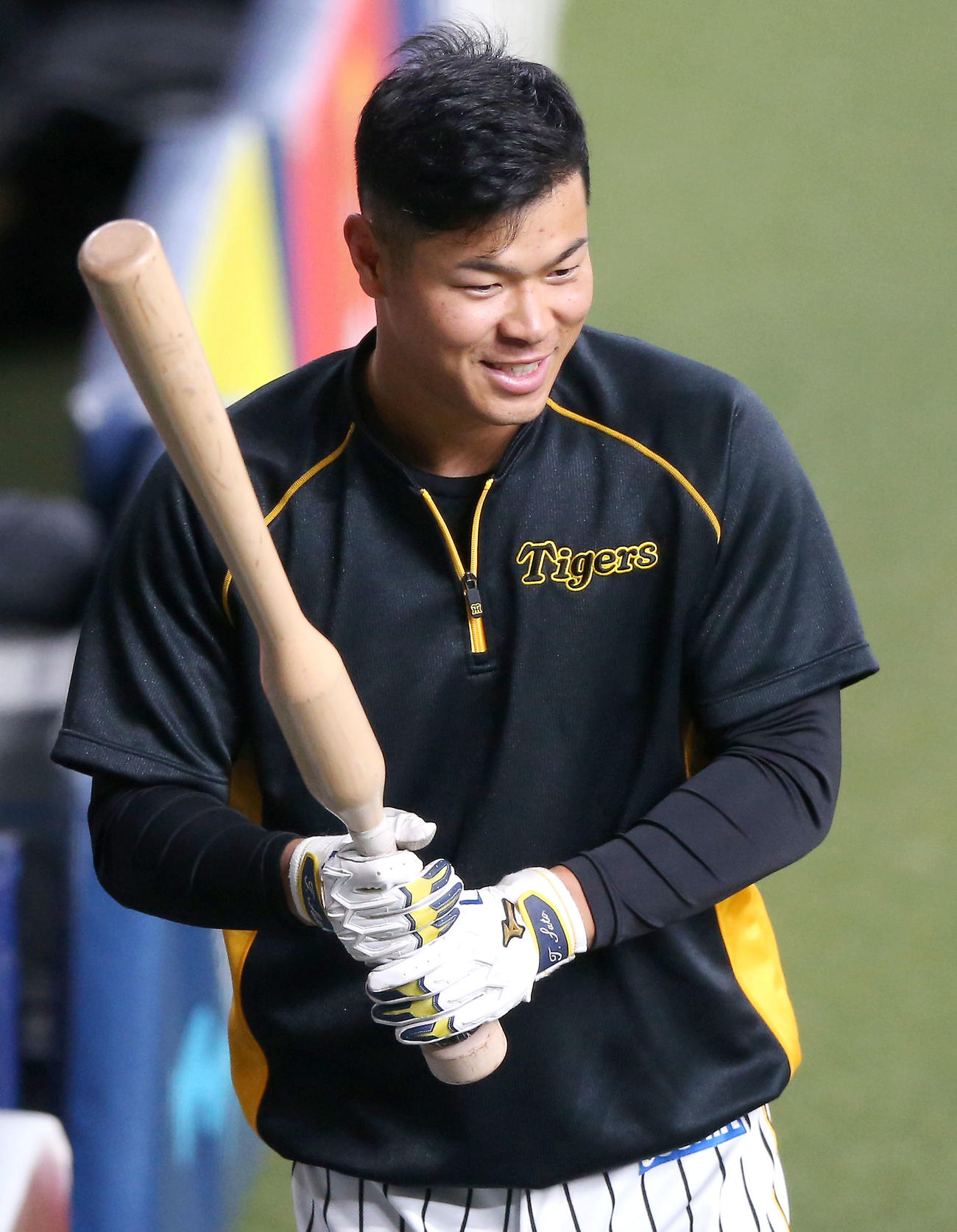 阪神対オリックス　リラックスした表情で練習する佐藤輝（撮影・上山淳一）