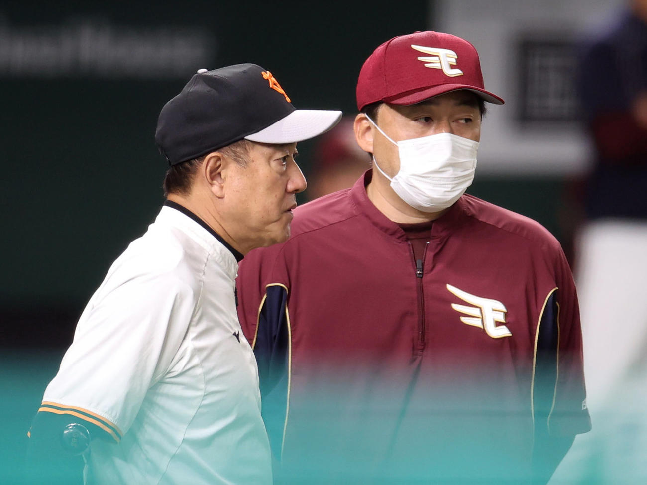 巨人対楽天　試合前に談笑する原監督（左）と石井監督（撮影・狩俣裕三）