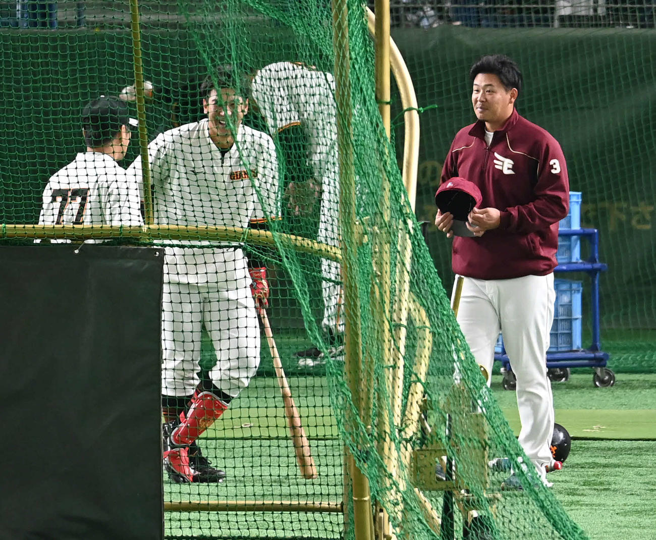 巨人対楽天　楽天浅村（右）は巨人元木ヘッドコーチ（左）にあいさつする（撮影・山崎安昭）