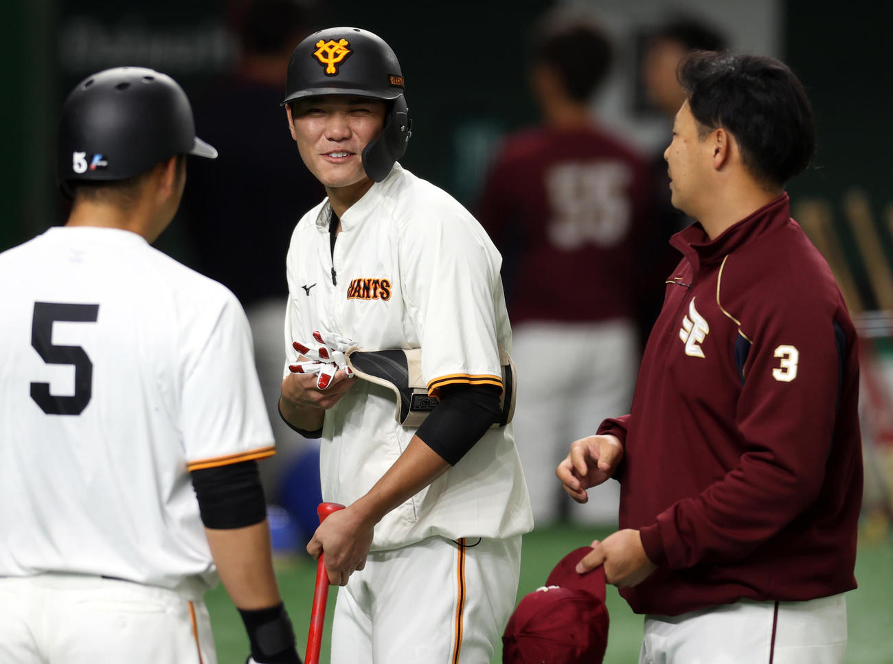 巨人対楽天　試合前に浅村（右）と談笑する坂本（撮影・狩俣裕三）