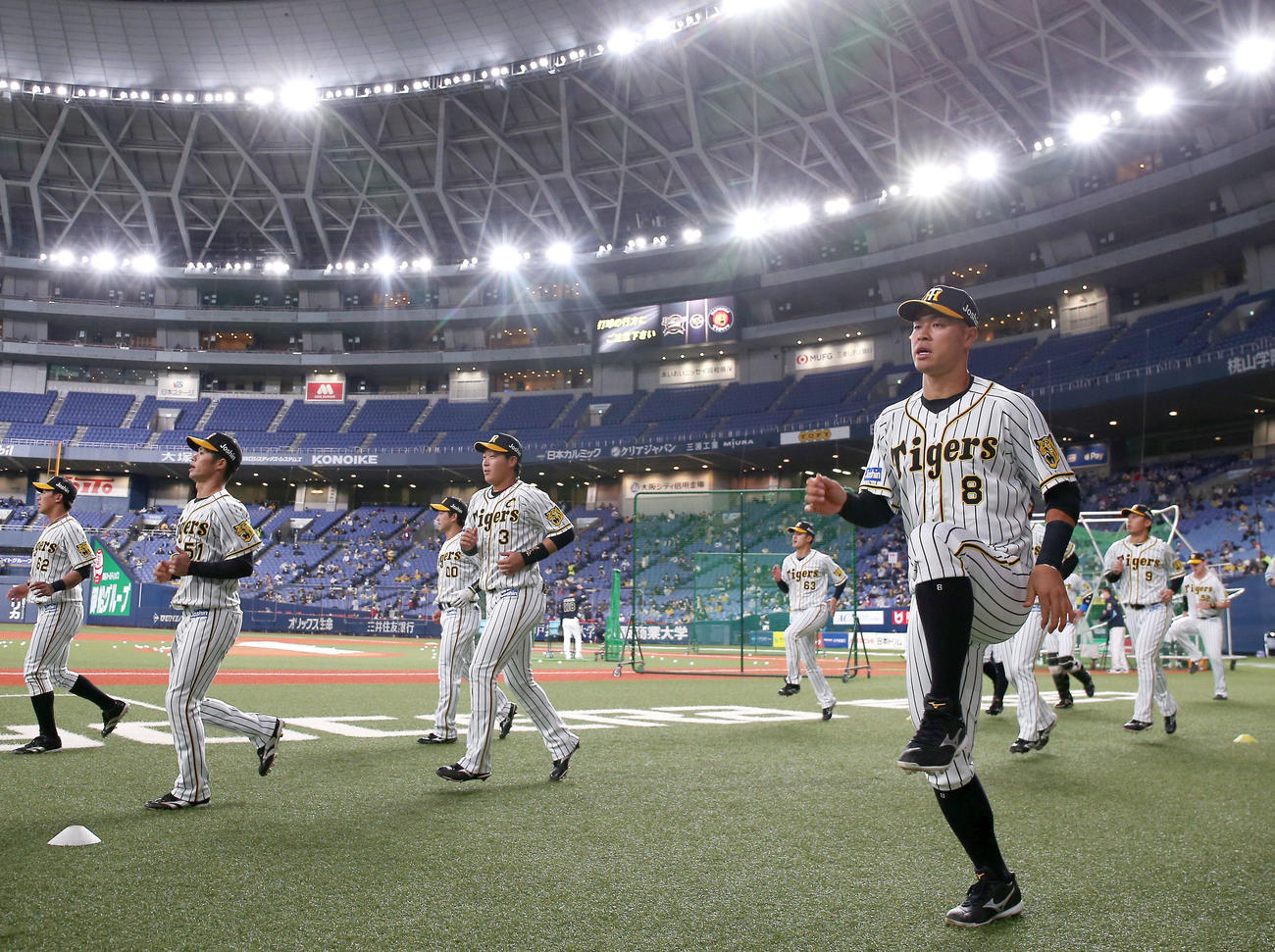 試合前、アップする佐藤輝（右）ら阪神ナイン（撮影・上山淳一）