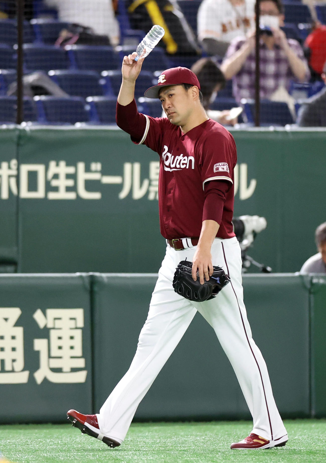 巨人対楽天　試合前、相手ベンチにいる坂本に向かってあいさつする楽天先発の田中将（撮影・狩俣裕三）