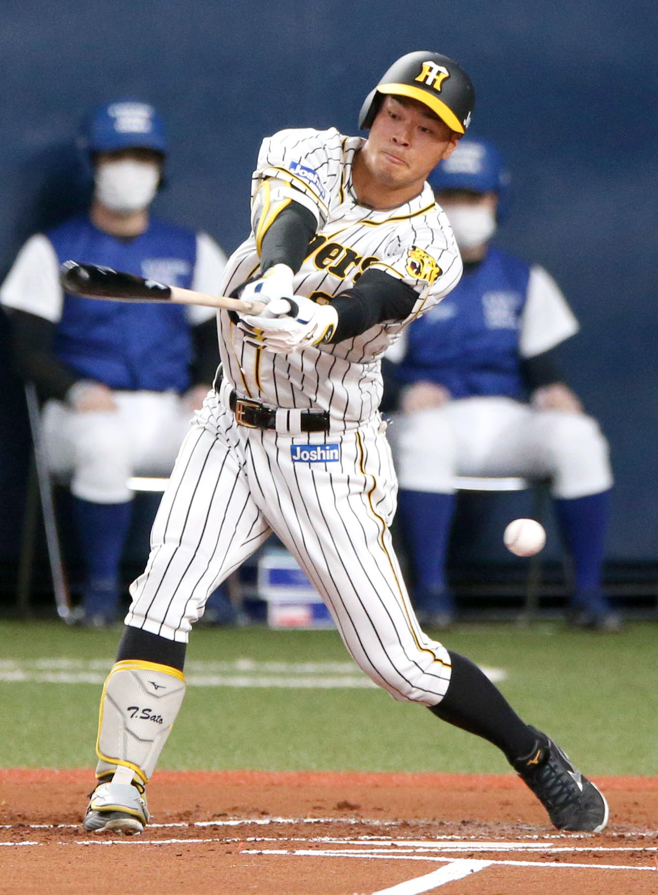 阪神対オリックス　2回表阪神1死、佐藤輝は空振り三振に終わる（撮影・上山淳一）