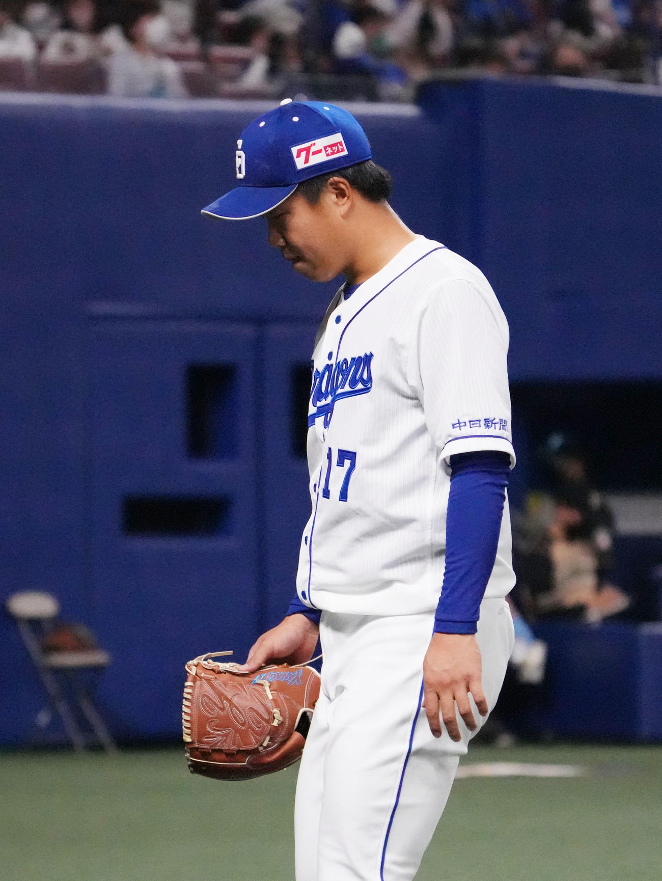 オープン戦・中日対日本ハム　2回表日本ハム攻撃終了、ガックリ肩を落としベンチへ戻る柳裕也（撮影・森本幸一）