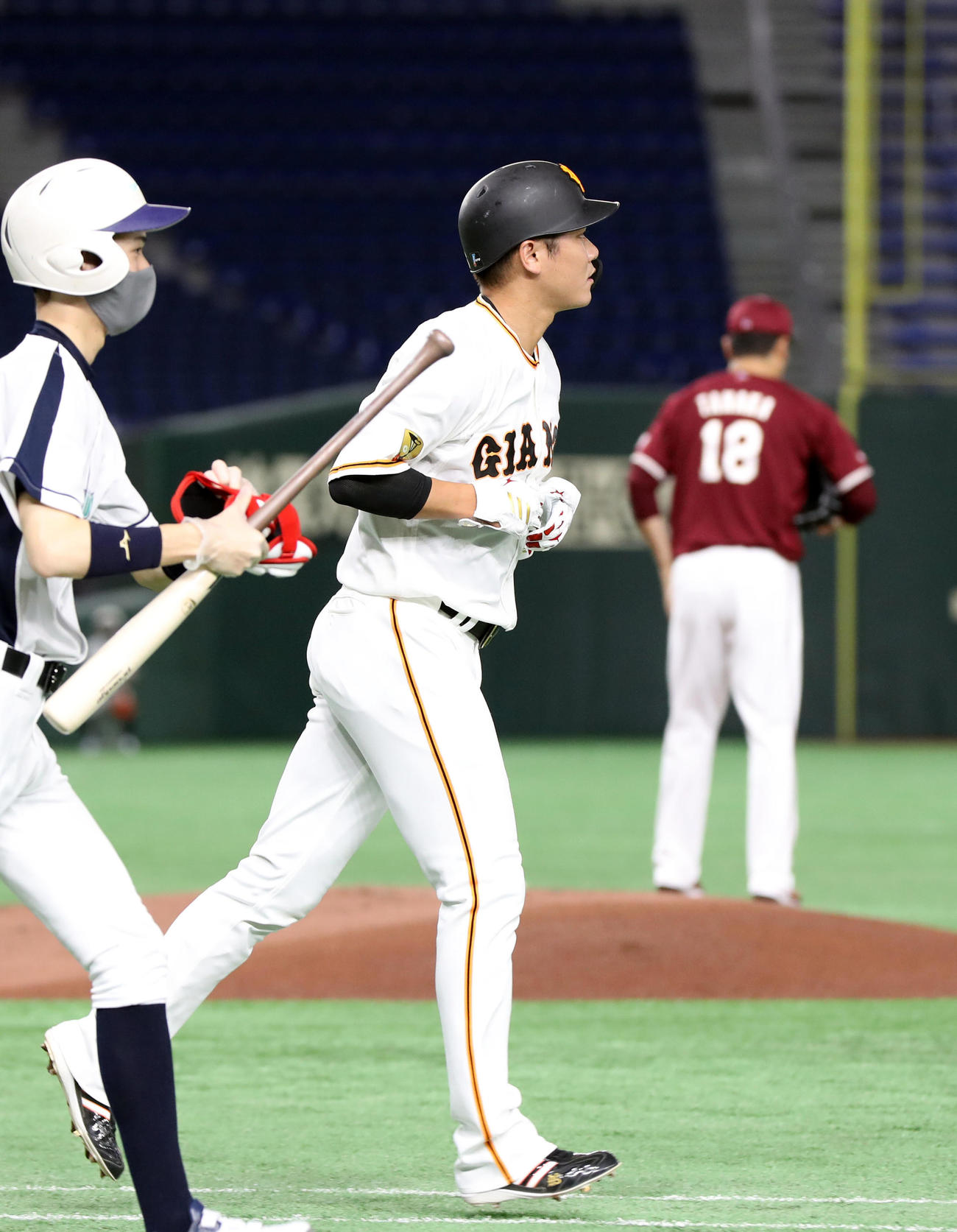 巨人対楽天　1回裏巨人2死、四球を選ぶ坂本（手前）。後方は楽天先発の田中将（撮影・狩俣裕三）