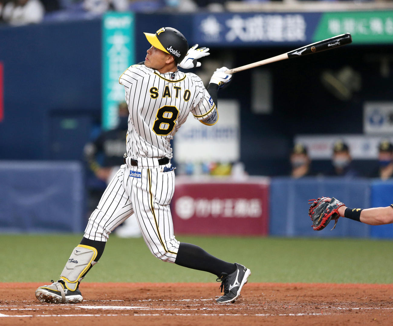 阪神対オリックス　5回裏阪神1死、佐藤輝は中飛に倒れる（撮影・上山淳一）
