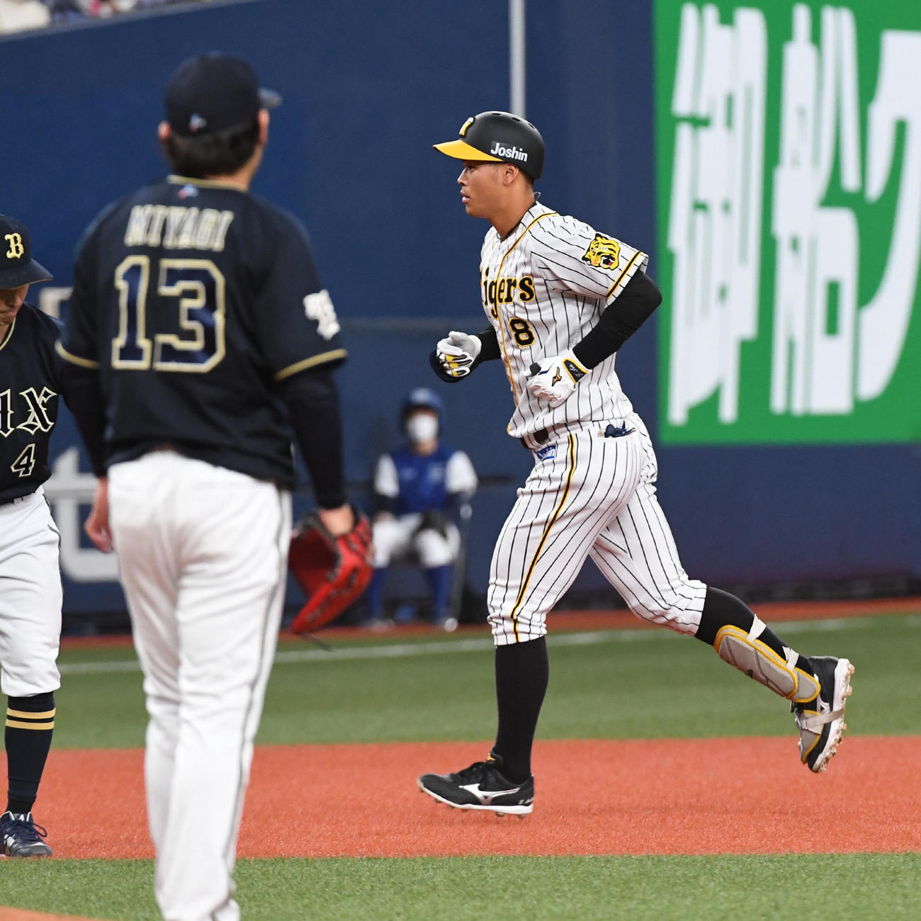 阪神対オリックス　5回裏阪神1死、佐藤輝は中飛に倒れる。背中は宮城（撮影・前岡正明）