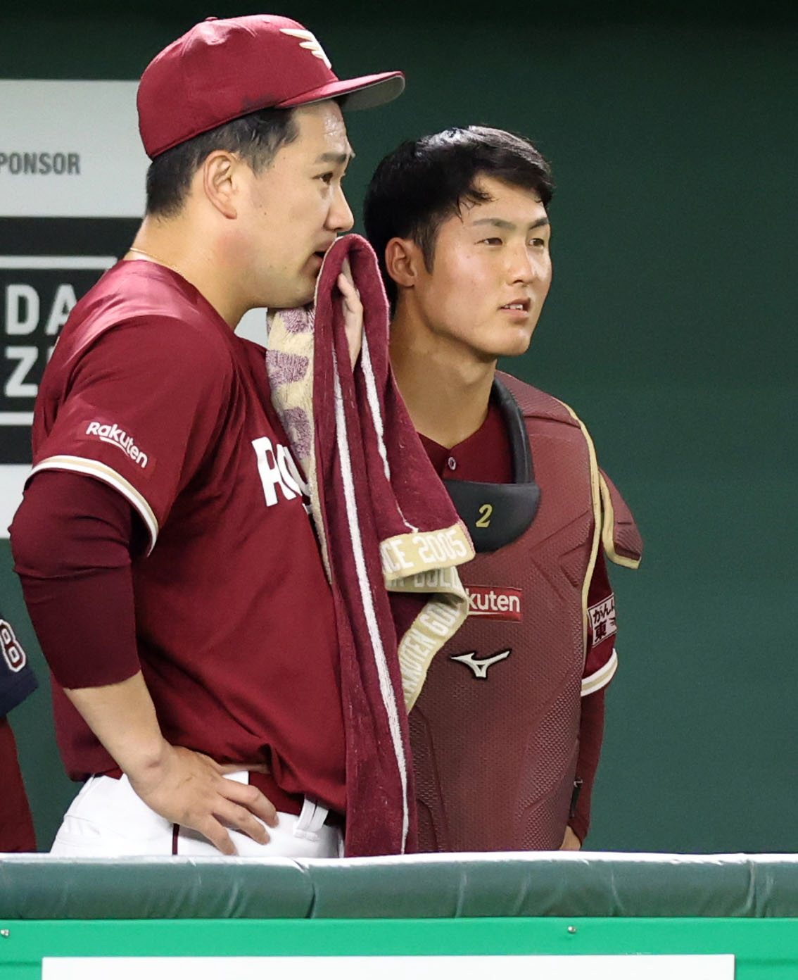 巨人対楽天　4回裏を終え、太田（右）と話をする田中将（撮影・狩俣裕三）