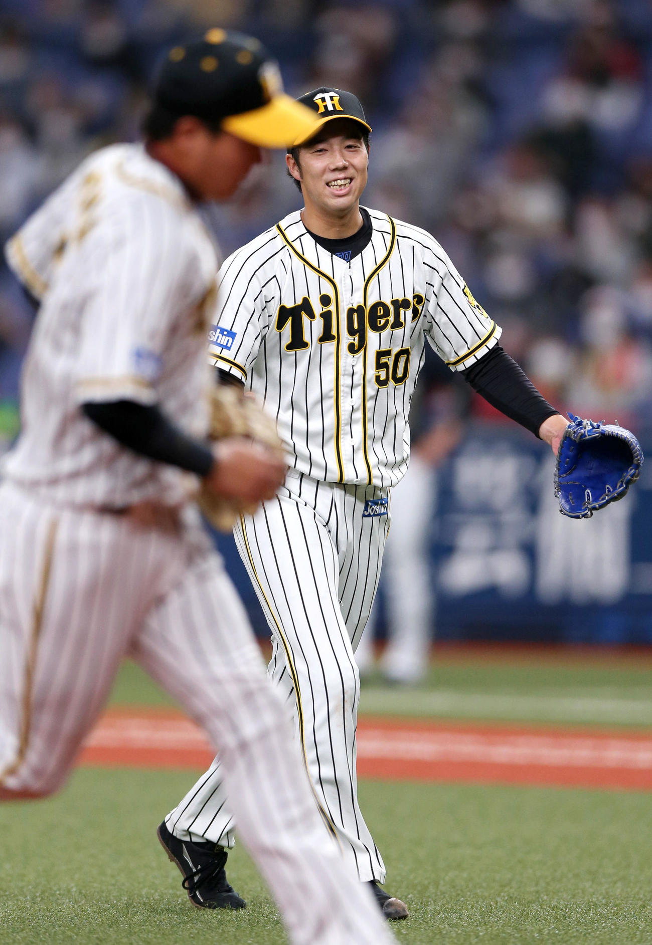 阪神対オリックス　3回表オリックス2死、青柳（右）は太田を空振り三振に仕留め笑顔を見せる（撮影・上山淳一）