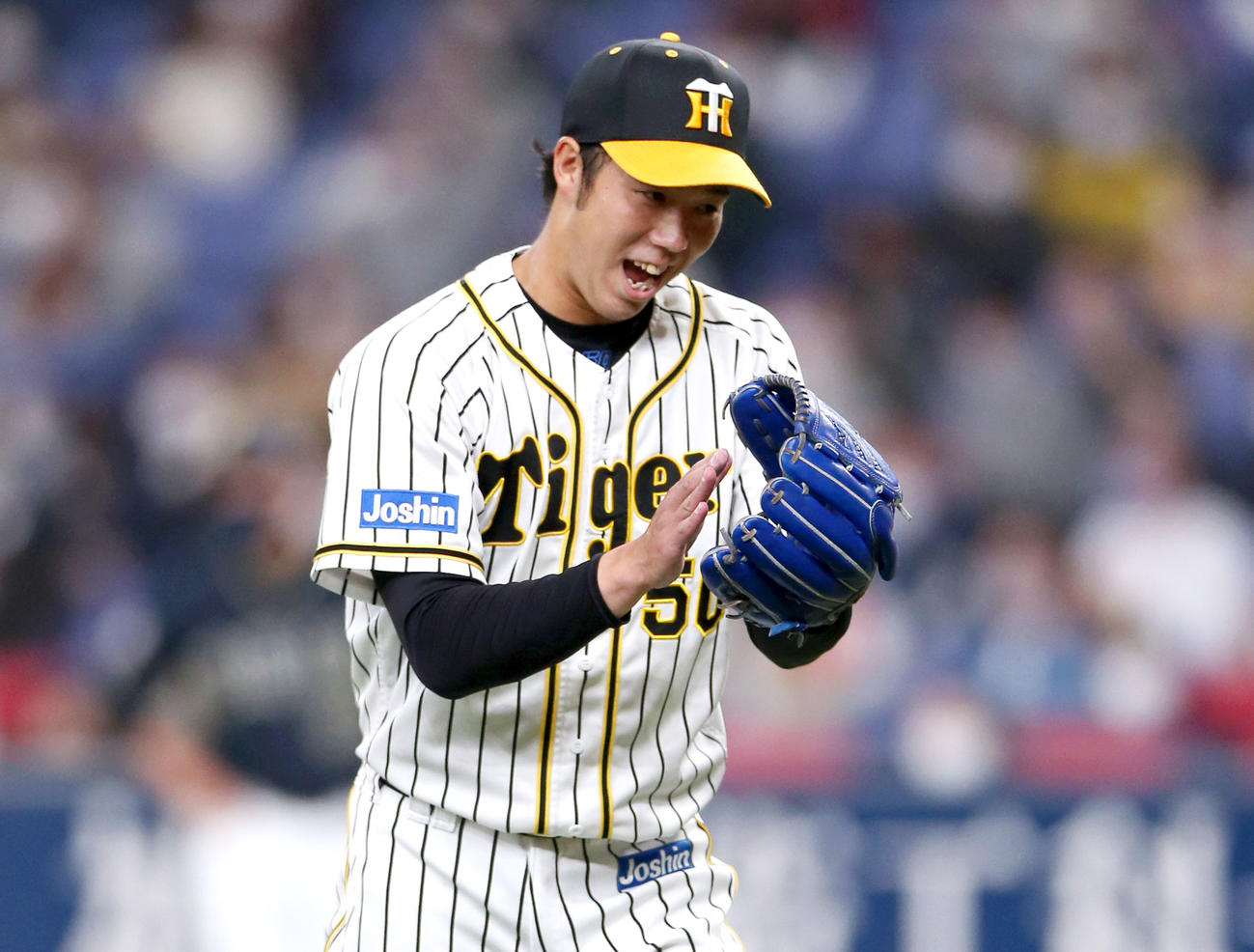 阪神対オリックス　3回表オリックス2死、青柳は太田を空振り三振に仕留めグラブを叩いて喜ぶ（撮影・上山淳一）