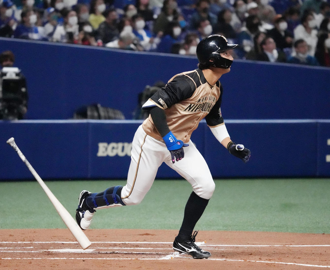 中日対日本ハム　2回表日本ハム2死一塁、適時二塁打を放った浅間（撮影・森本幸一）