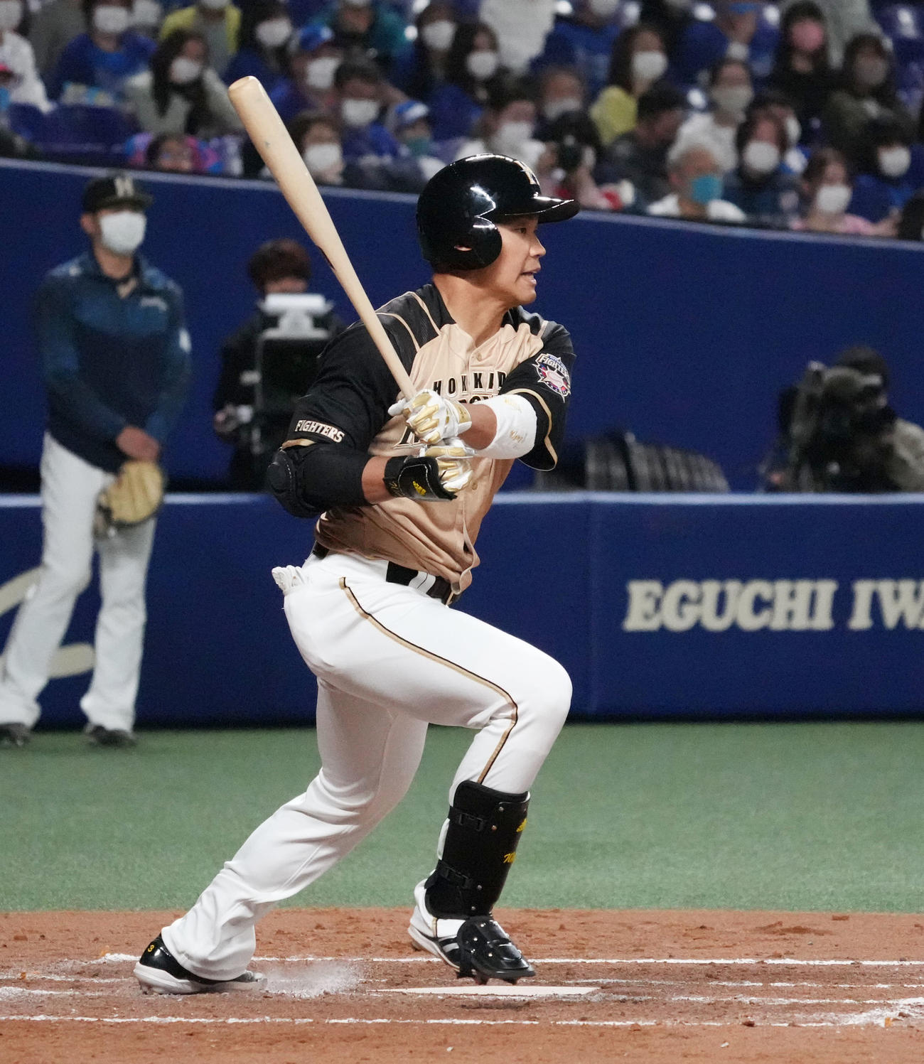 オープン戦・中日対日本ハム　4回表日本ハム2死一、三塁、右適時打を放った王柏融（撮影・森本幸一）