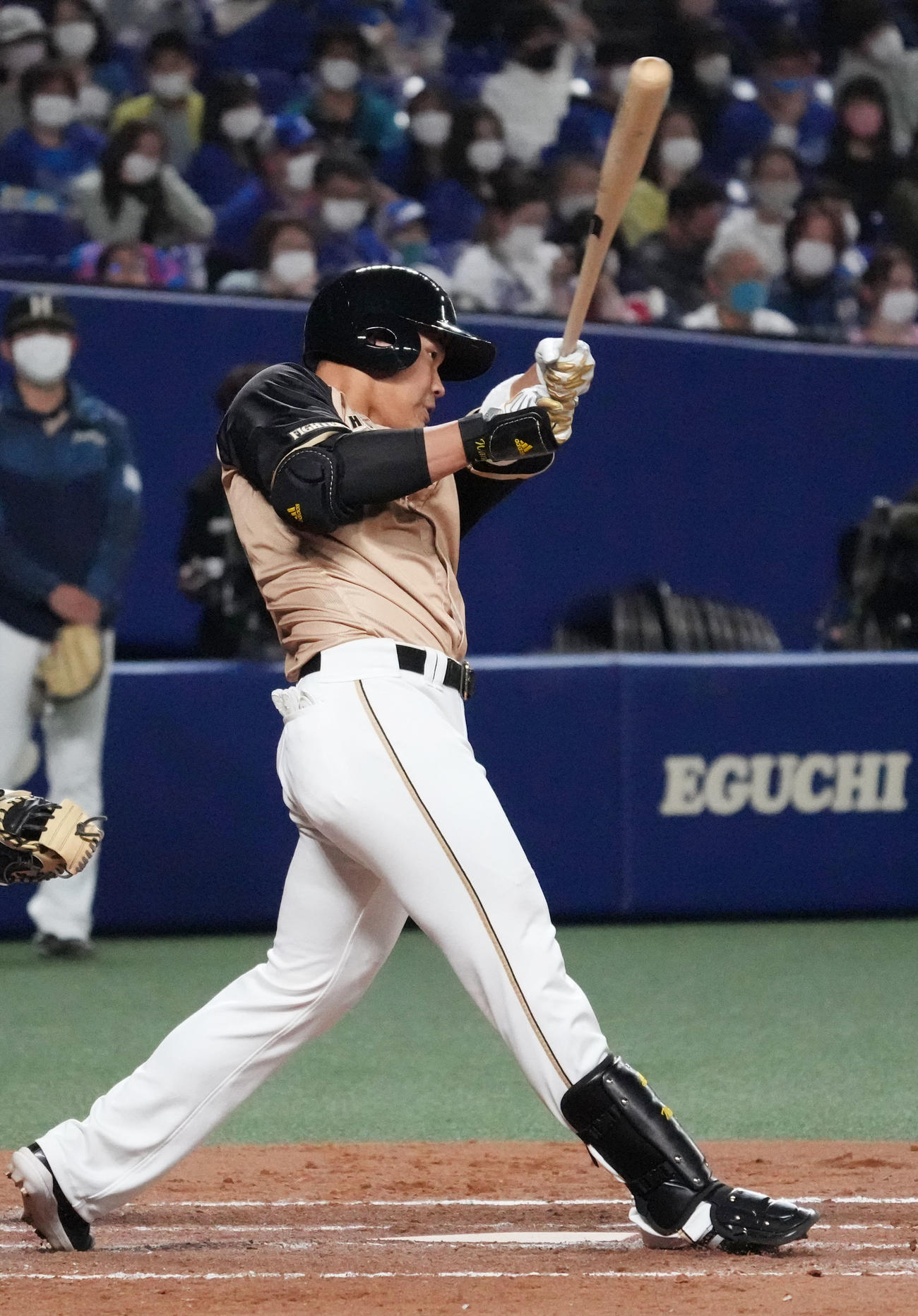 オープン戦・中日対日本ハム　4回表日本ハム2死一、三塁、右適時打を放った王柏融（撮影・森本幸一）