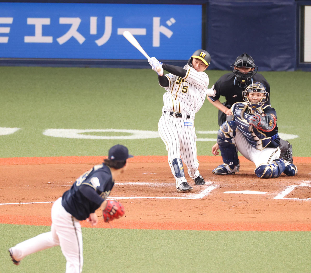 阪神対オリックス　6回裏阪神1死三塁、投手強襲の先制適時打を放つ近本光司（撮影・清水貴仁）