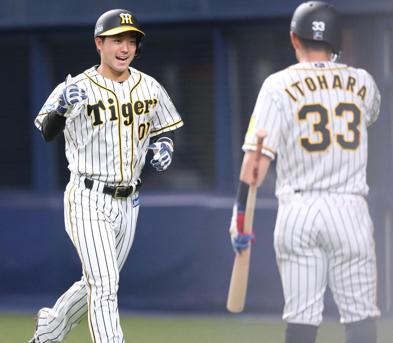 阪神対オリックス　6回裏阪神1死三塁、近本光司の内野安打で三走山本泰寛（左）が先制生還し糸原健斗の出迎えに笑顔を見せる（撮影・上山淳一）
