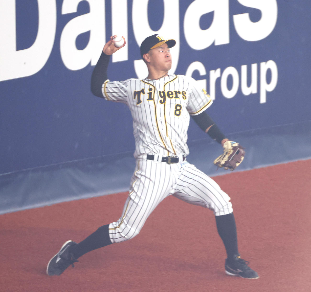 阪神対オリックス　7回表オリックス1死一塁、太田の右越え適時二塁打で右翼手佐藤輝明が悪送球で中継が乱れる（撮影・清水貴仁）