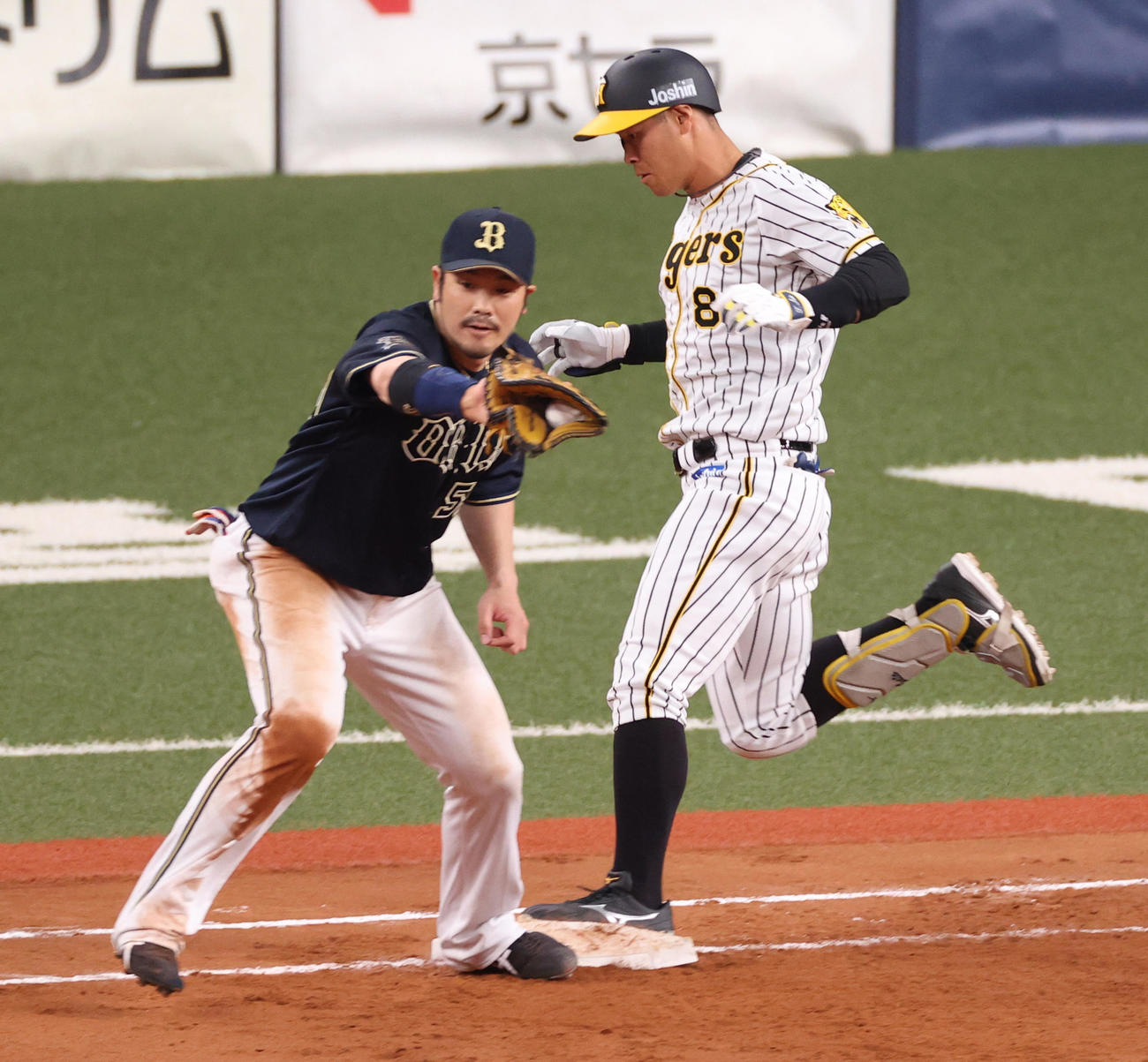 阪神対オリックス　7回裏阪神無死、二塁へのゴロも相手失策で出塁する佐藤輝明（撮影・清水貴仁）