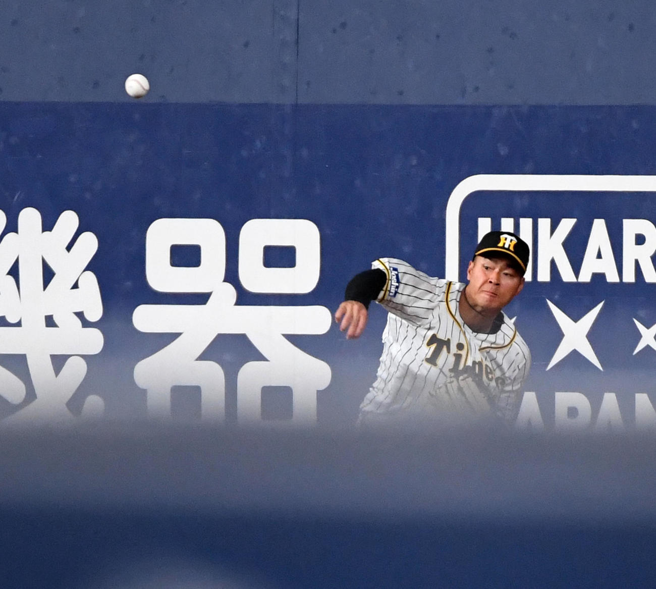 阪神対オリックス　7回表オリックス1死一塁、太田の右二塁打で送球する佐藤輝明（撮影・前岡正明）