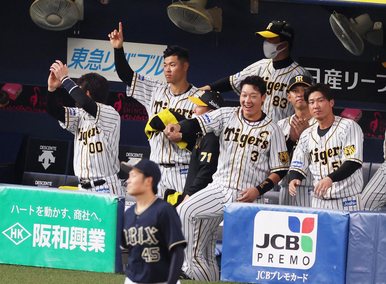 阪神対オリックス　7回裏阪神1死一、三塁、糸井嘉男の勝ち越し適時打に喜ぶ阪神ベンチ（撮影・清水貴仁）