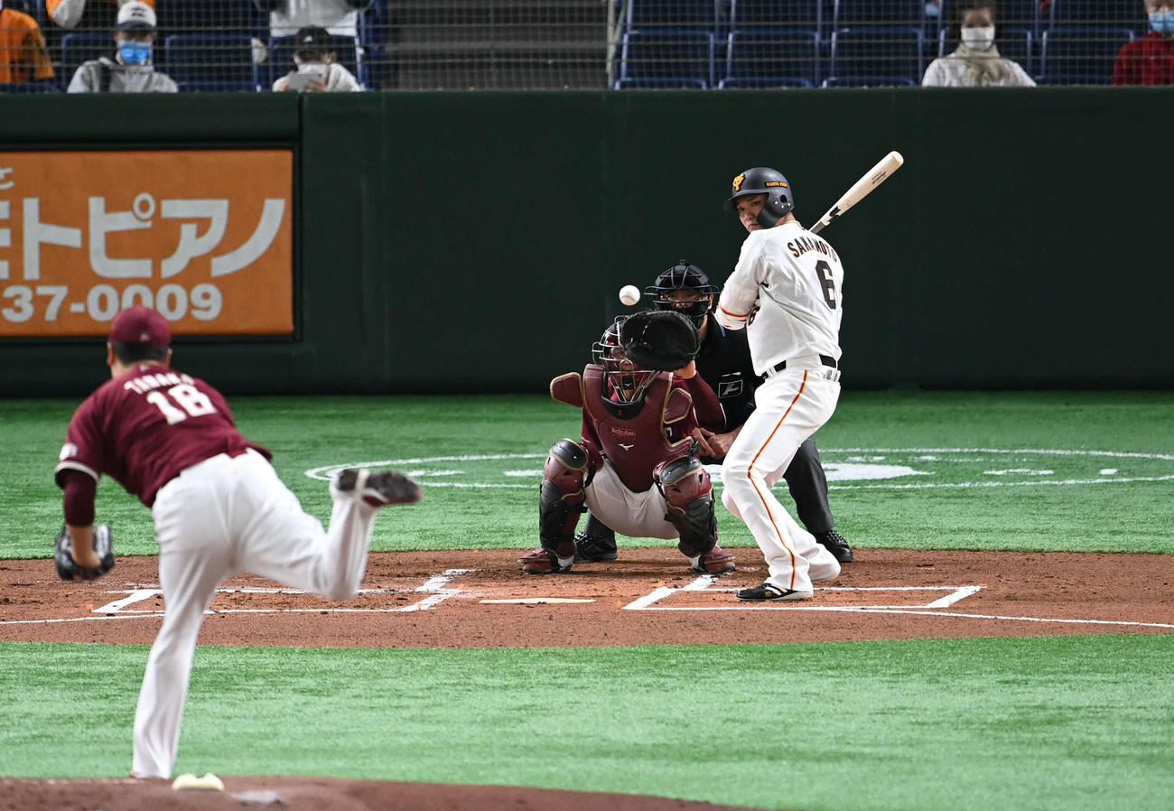 巨人対楽天　1回裏巨人2死、坂本は四球を選ぶ。投手田中将（撮影・山崎安昭）