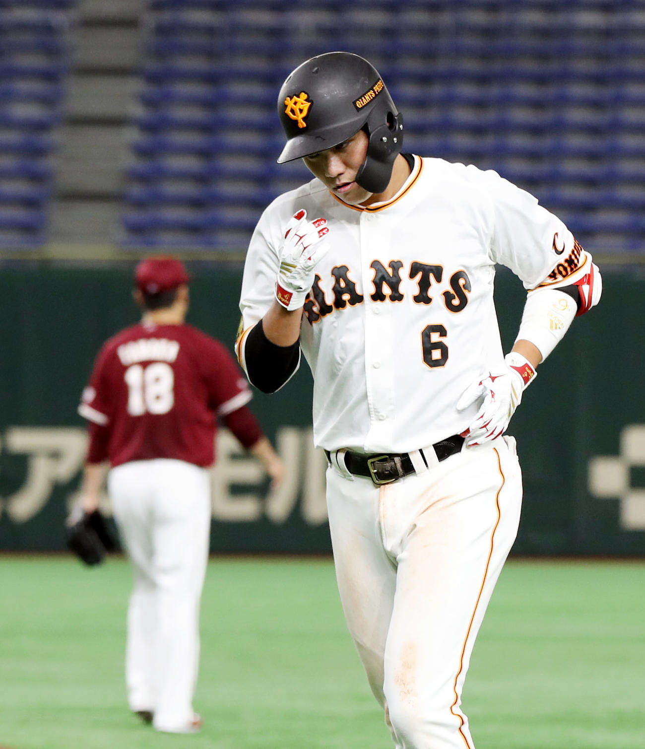 巨人対楽天　4回裏巨人無死、中飛に打ち取られる坂本。後方は田中将（撮影・狩俣裕三）