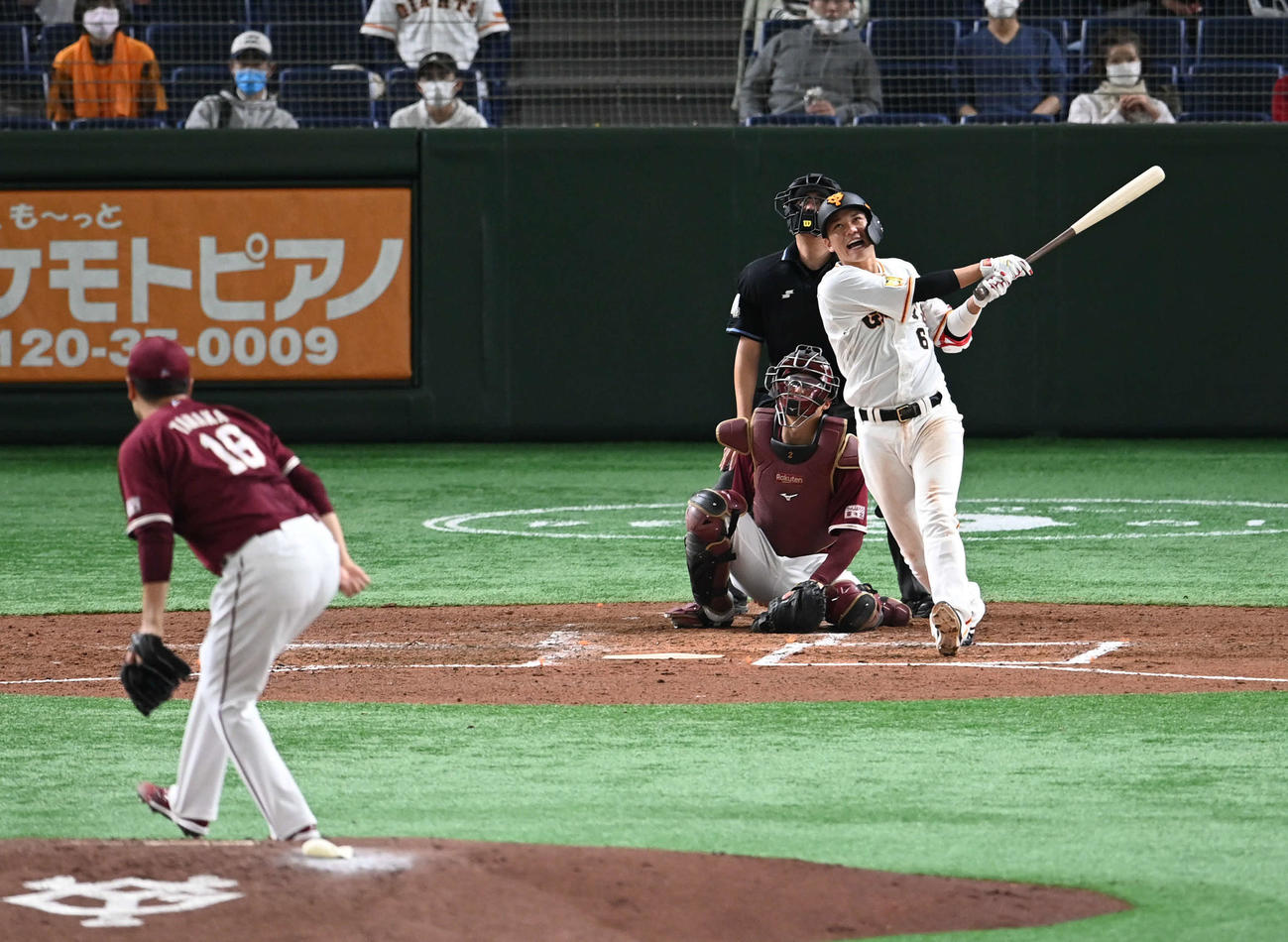巨人対楽天　4回裏巨人無死、坂本は中飛に倒れる。投手田中将（撮影・山崎安昭）