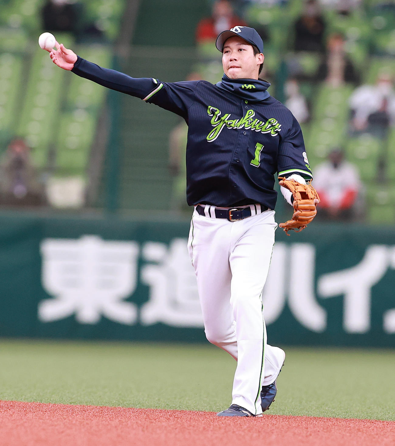 西武対ヤクルト　1回裏西武1死、若林の二塁ゴロを一塁送球する山田（撮影・浅見桂子）