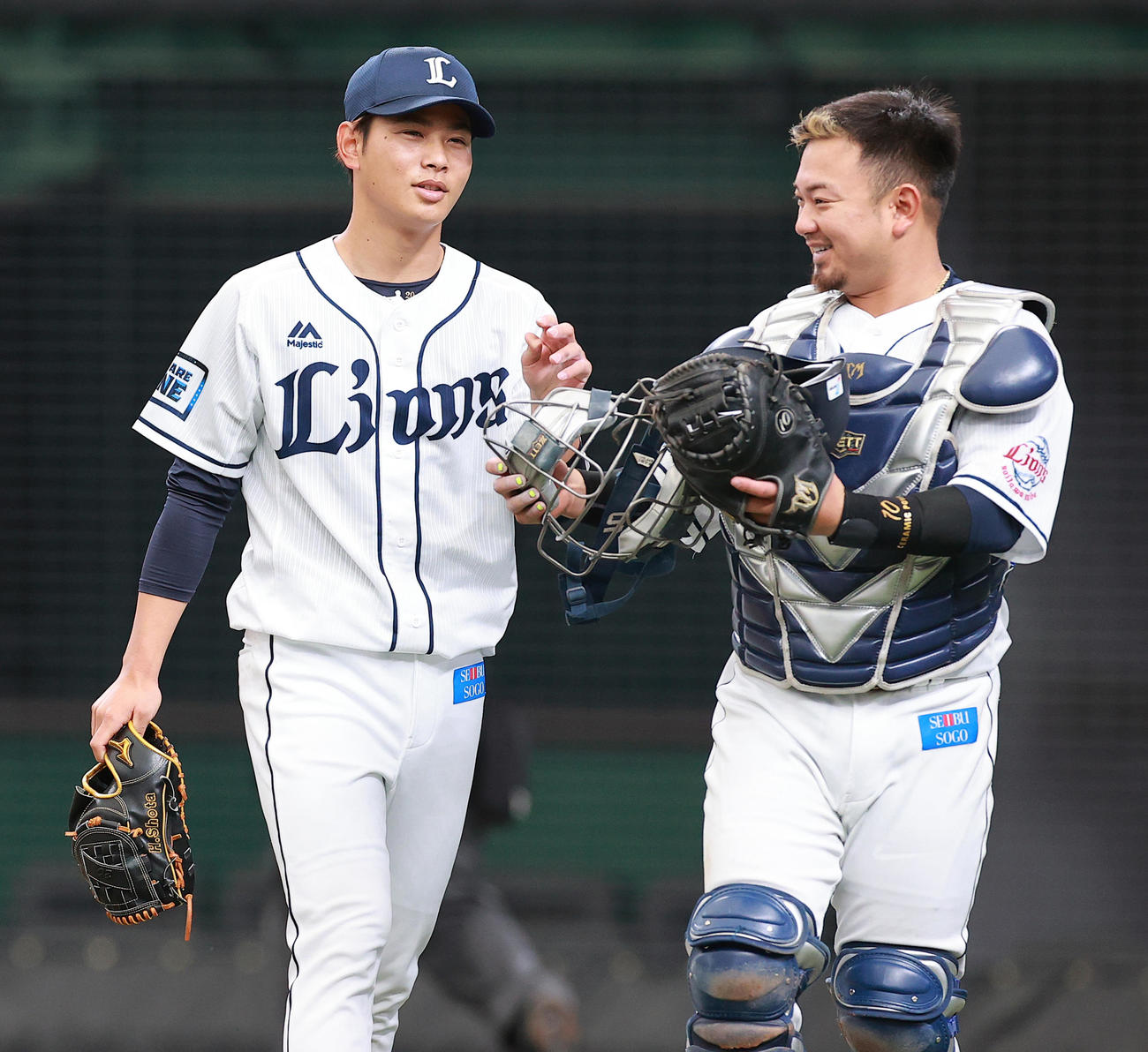 西武対ヤクルト　5回表ヤクルト2死、西田を捕邪飛に仕留めた浜屋（左）はほっとした表情で笑顔の森と引き揚げる（撮影・浅見桂子）