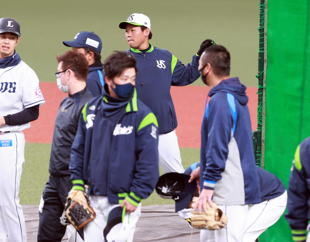 西武対ヤクルト　試合前、メットライフドームのマウンドを確認するヤクルト田口（撮影・浅見桂子）