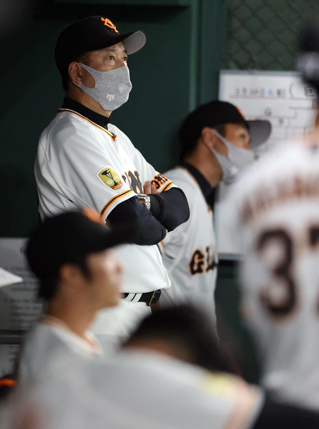 巨人対楽天　8回裏、ベンチで厳しい表情の原監督（撮影・狩俣裕三）
