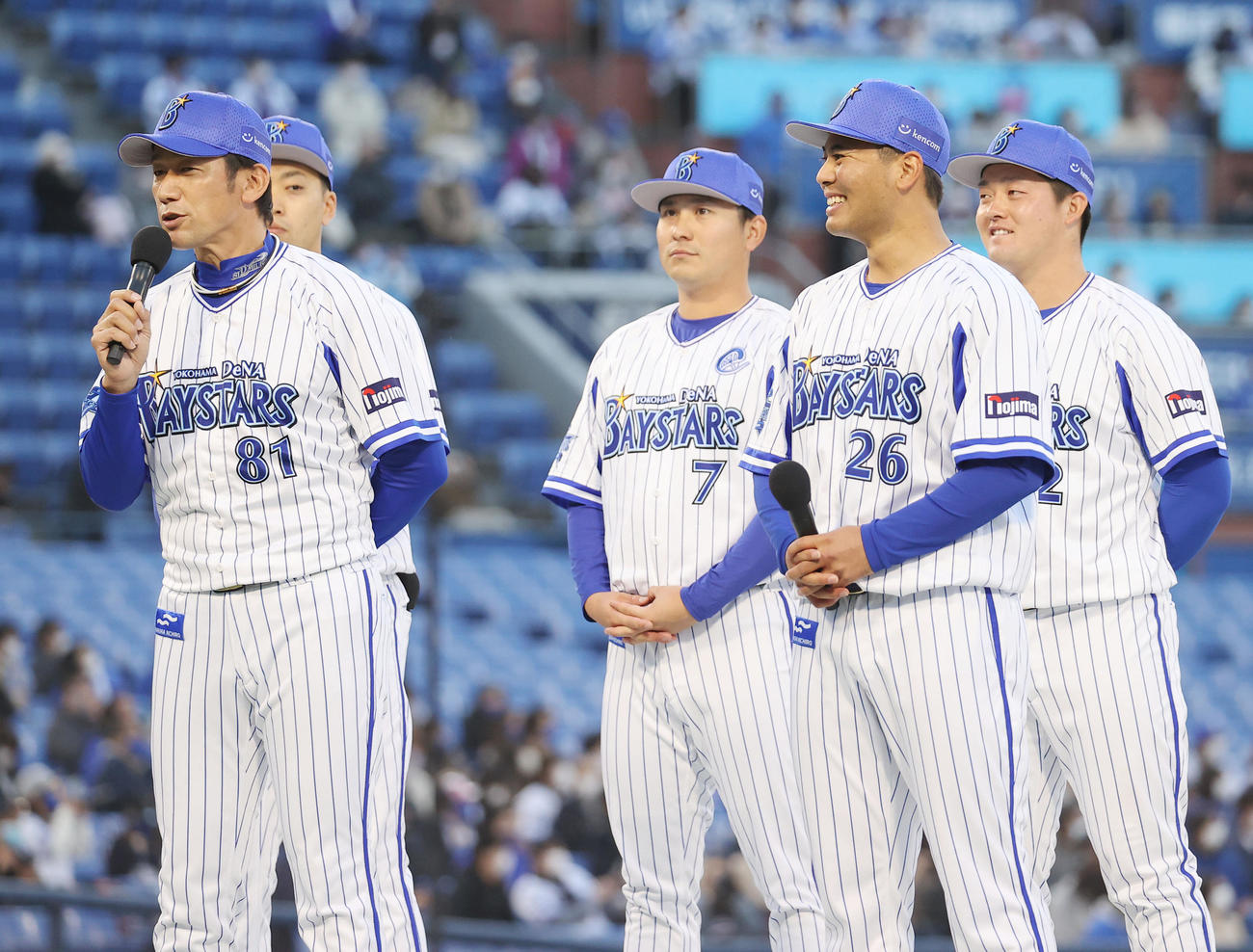 DeNA対ロッテ　試合後行われた出陣式で開幕投手を務めるDeNA浜口（前列について笑顔で話す三浦監督（撮影・垰建太）