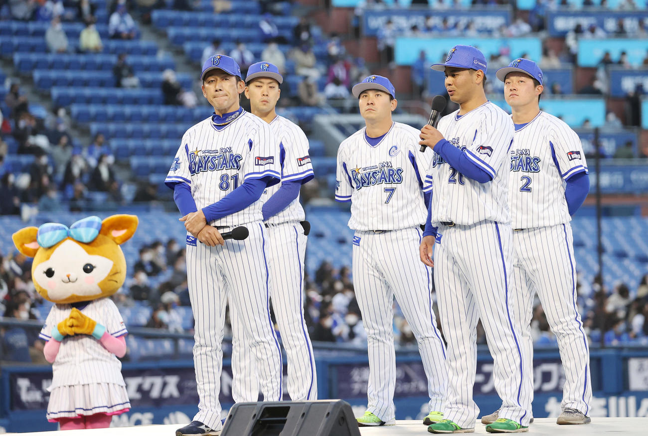 DeNA対ロッテ　試合後行われた出陣式で開幕投手を務めるDeNA浜口（前列右）は意気込みを語る（撮影・垰建太）