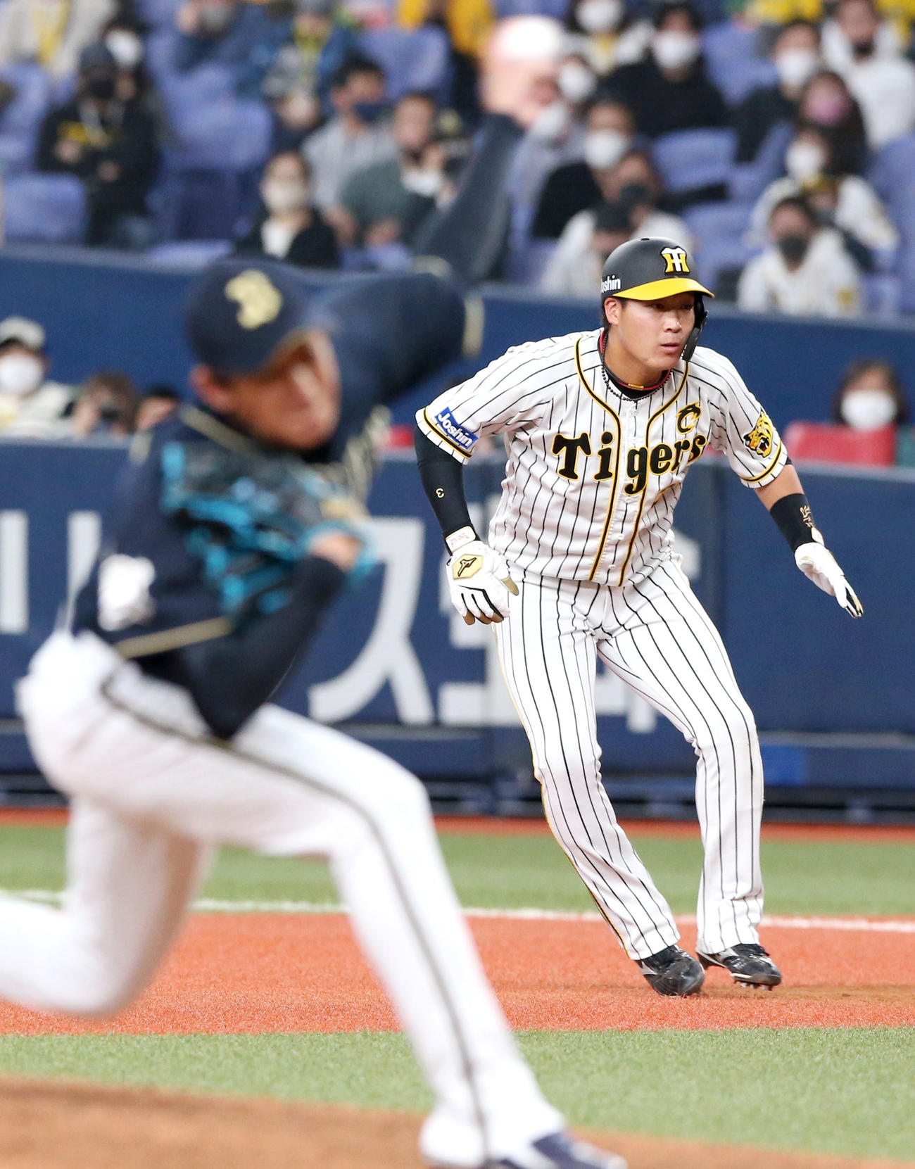 阪神対オリックス　8回裏阪神1死一塁、能見（手前）から四球を選んだ一走大山（撮影・上山淳一）