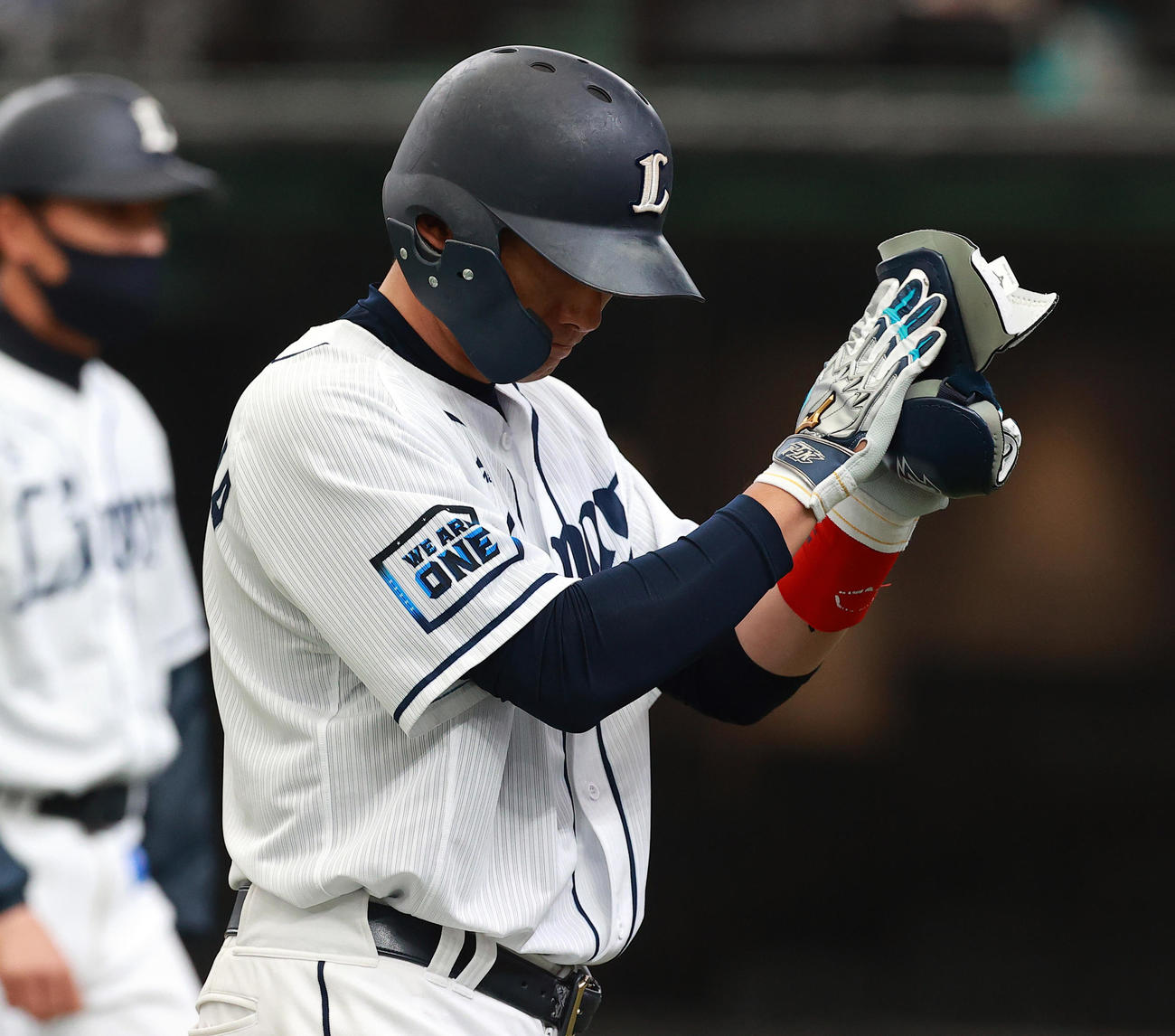 西武対ヤクルト　4回裏西武2死一、二塁、左適時打を放った栗山は、喜ぶベンチに拍手で戻る（撮影・浅見桂子）