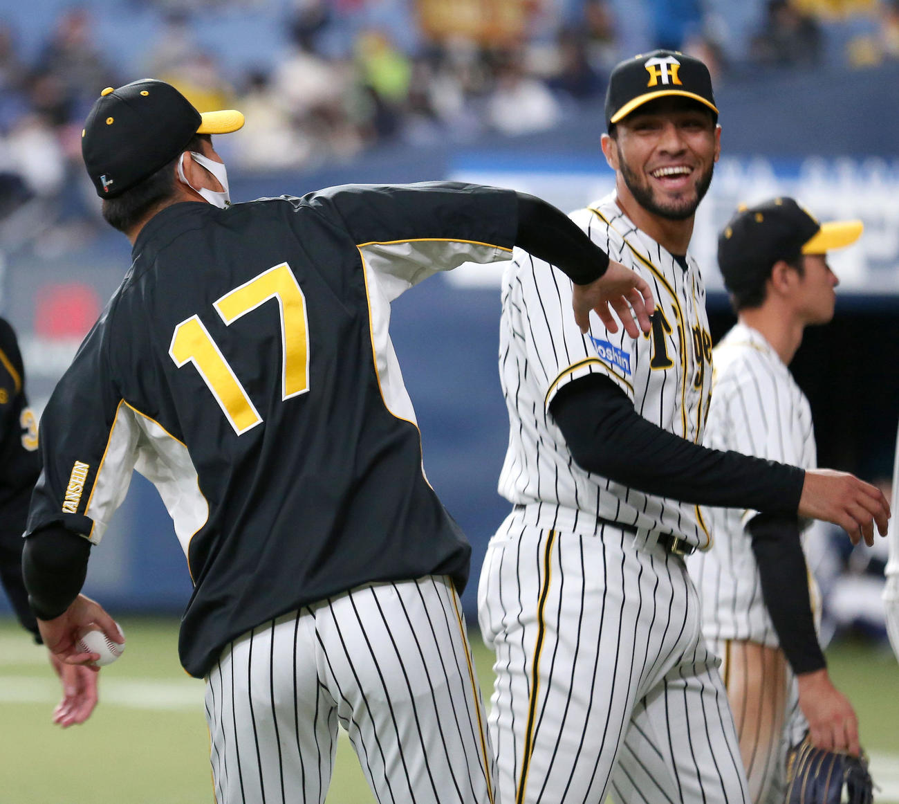 阪神対オリックス　スアレス（右）はウイニングボールを岩貞に渡したがスタンドに投げ入れようとし爆笑する（撮影・上山淳一）