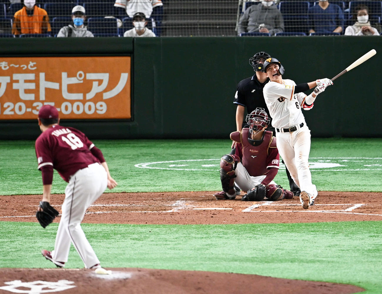 4回裏巨人無死、田中将大との対戦で坂本は中飛に倒れる（撮影・山崎安昭）
