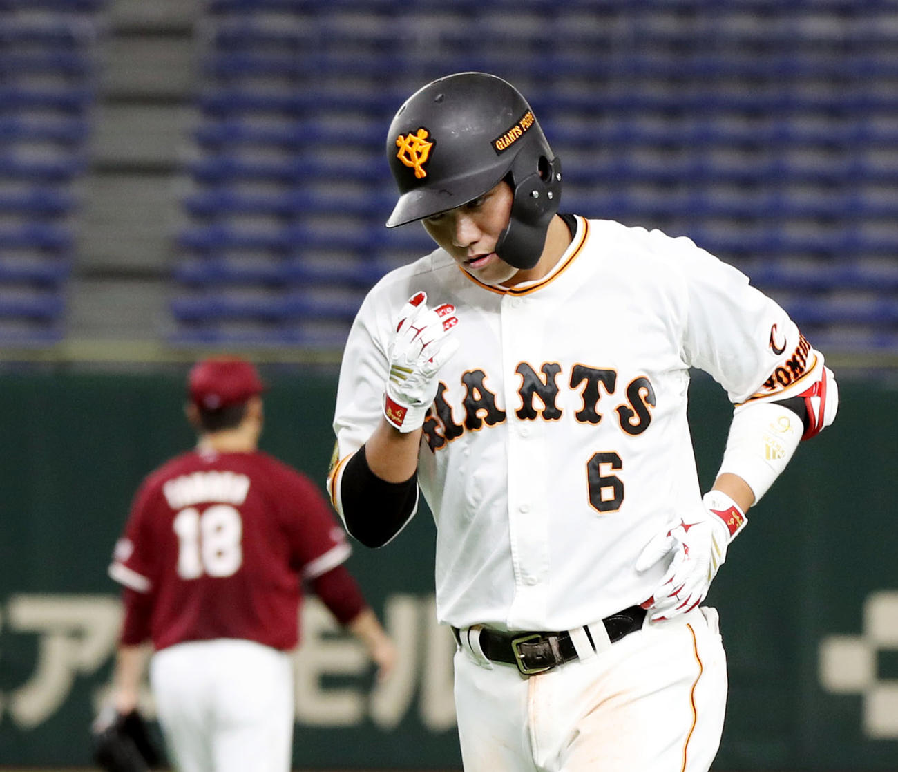 4回裏巨人無死、中飛に打ち取られる坂本。後方は田中将（撮影・狩俣裕三）