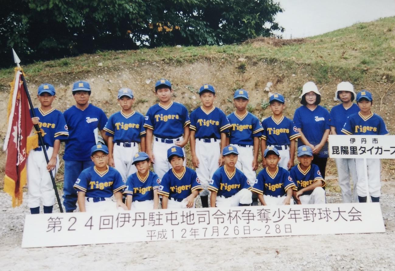 昆陽里タイガース時代の楽天田中将（後列左から5人目）と巨人坂本（後列左から1人目）（山崎理事長提供）