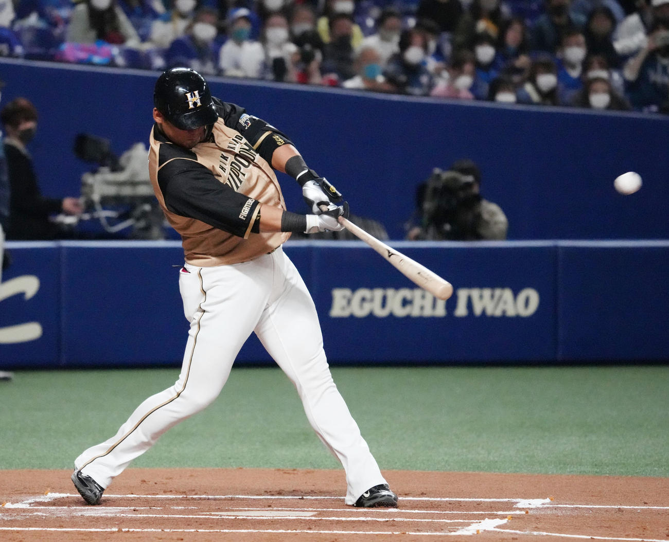 中日対日本ハム　1回表日本ハム2死、中越え本塁打を放った中田翔（撮影・森本幸一）