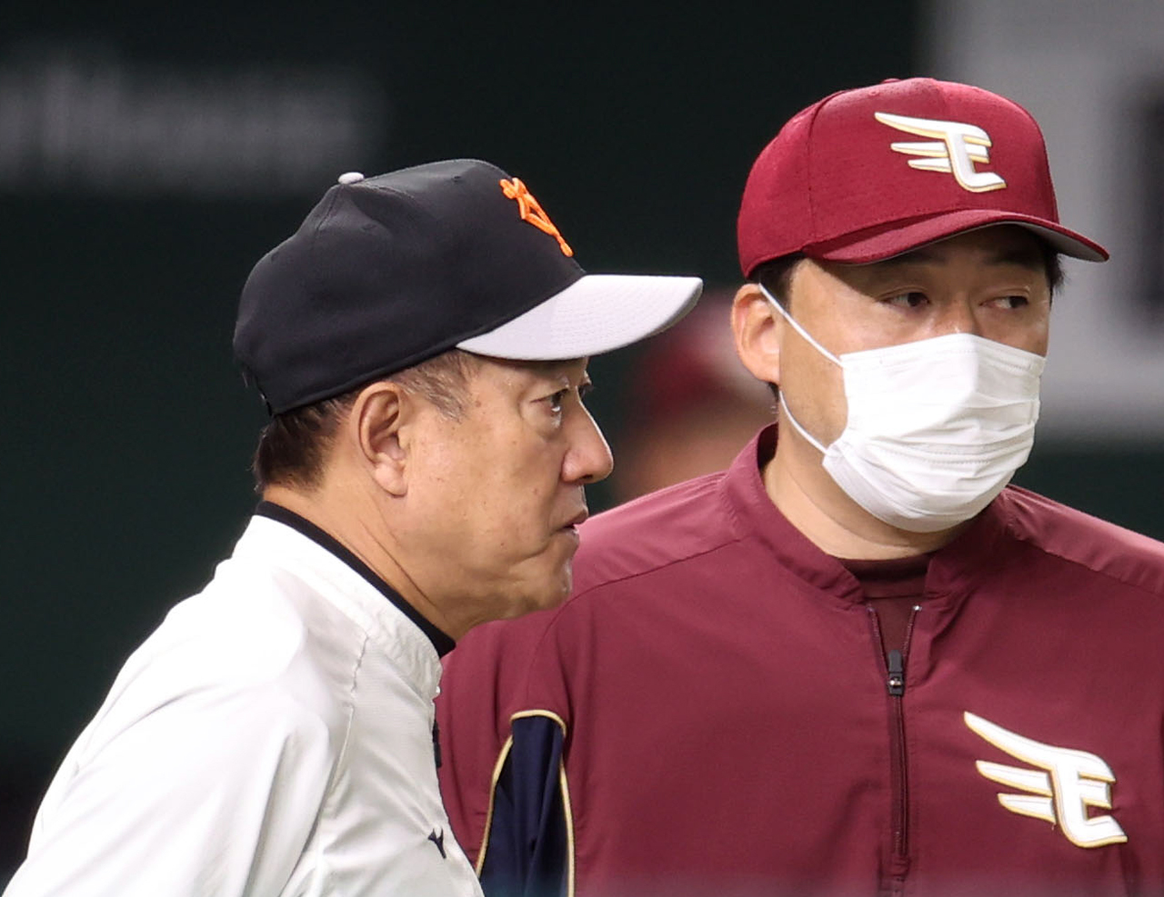 試合前に談笑する原監督（左）と石井監督（撮影・狩俣裕三）