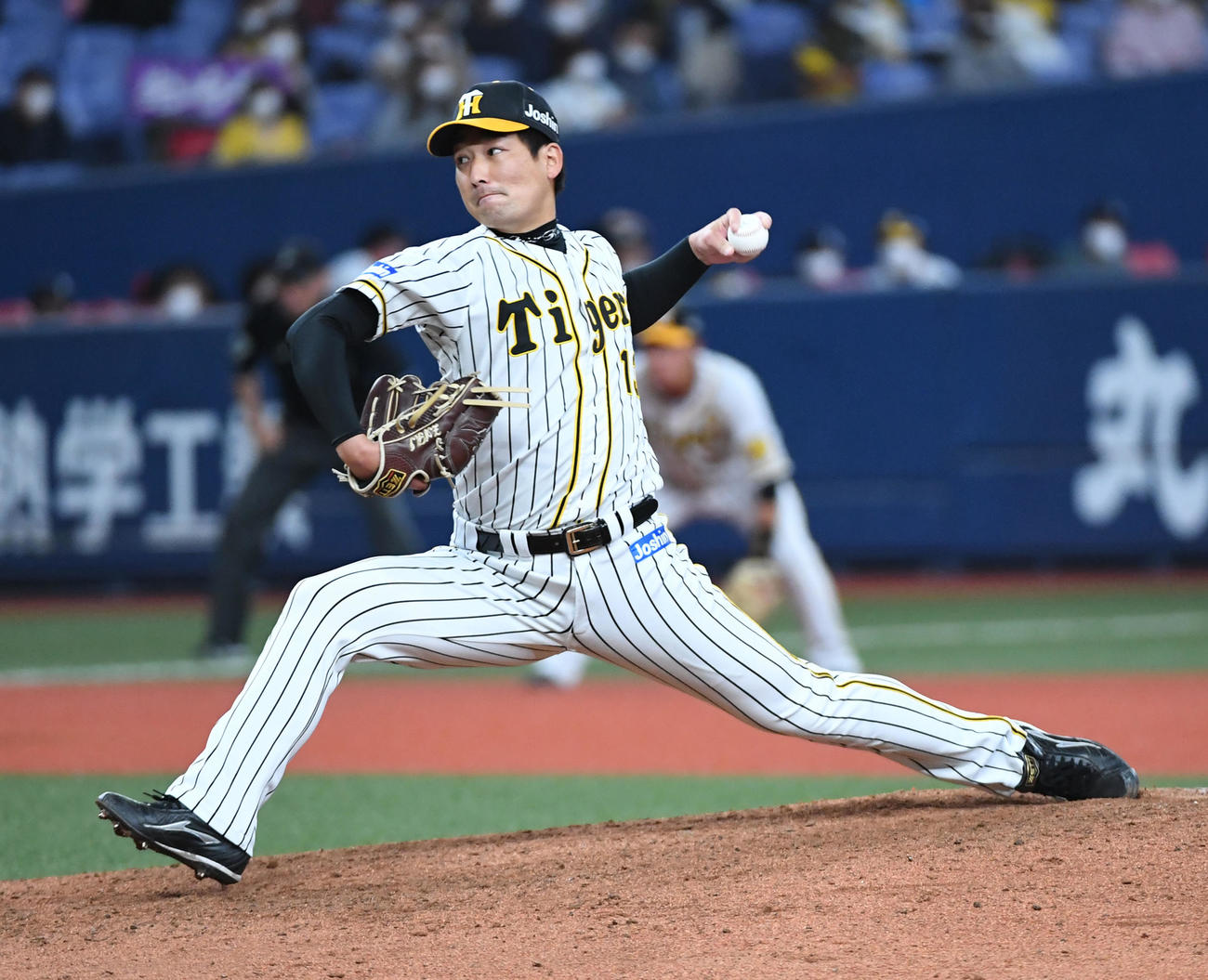 オープン戦阪神対オリックス　阪神3番手の岩崎優（撮影・前岡正明）