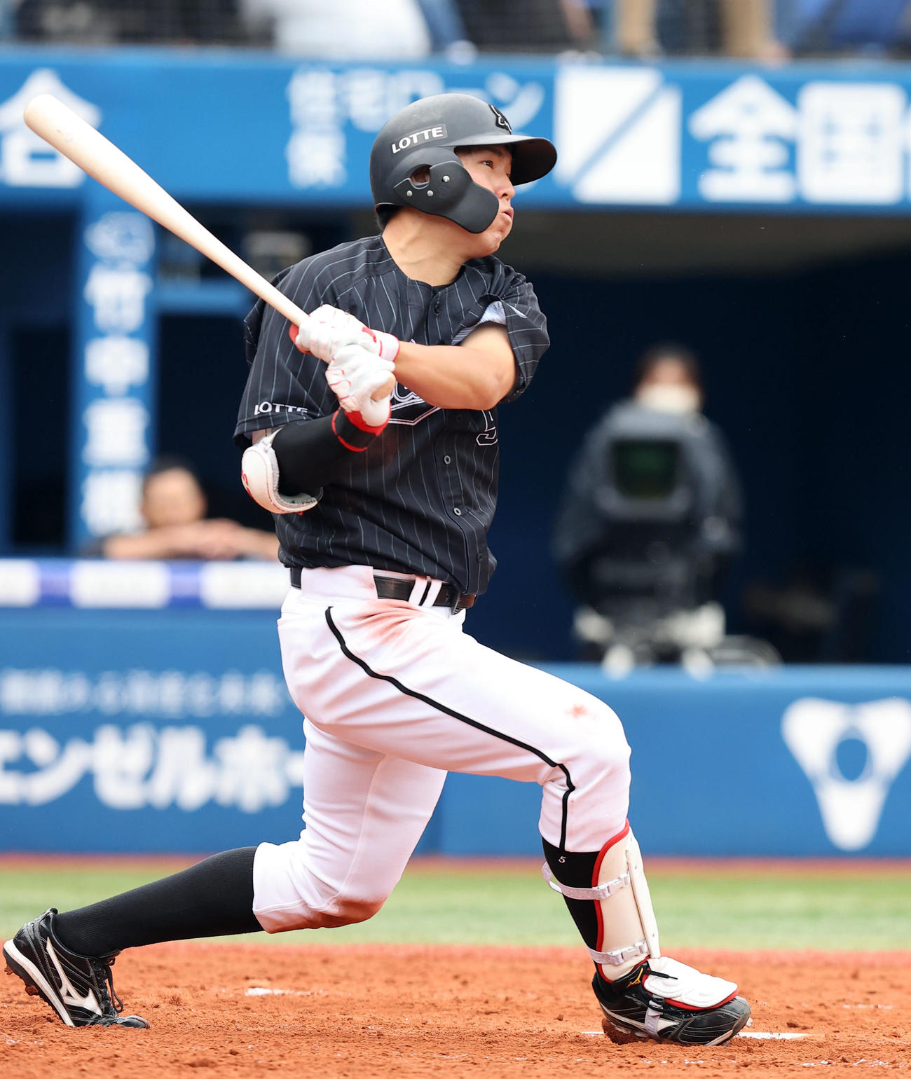 DeNA対ロッテ　4回表ロッテ2死一、二塁、右翼に適時打を放つ安田（撮影・垰建太）